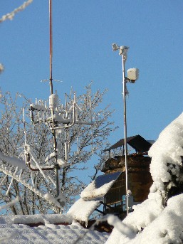 Anemometre/girouette et une partie des panneaux solaires  en Hiver